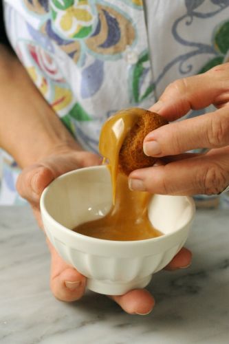 Preparate la glassa e glassate i bignè