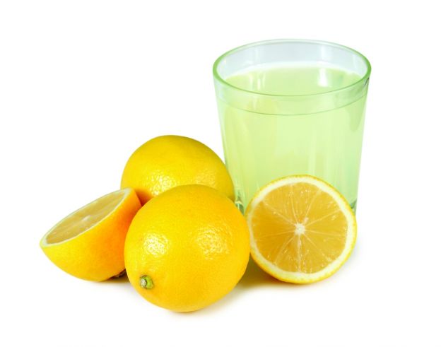 14. SPREMI IL LIMONE SENZA PERDERE UNA SOLA GOCCIA SULLE MANI