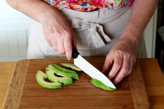 Tagliate l'avocado