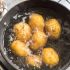 Cuocere le patate in acqua a pieno bollore