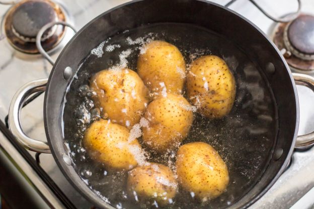 Cuocere le patate in acqua a pieno bollore