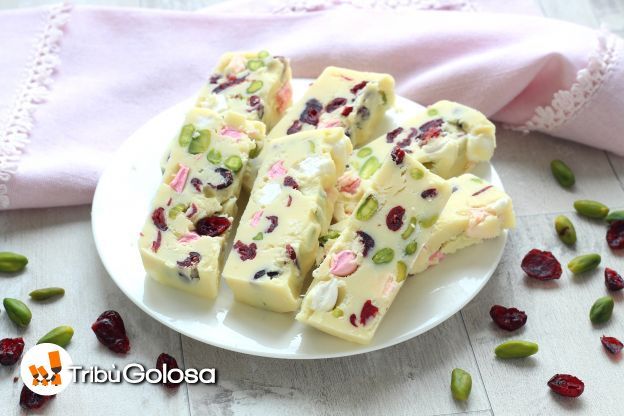 46. Barrette di cioccolato bianco, pistacchi e cranberries