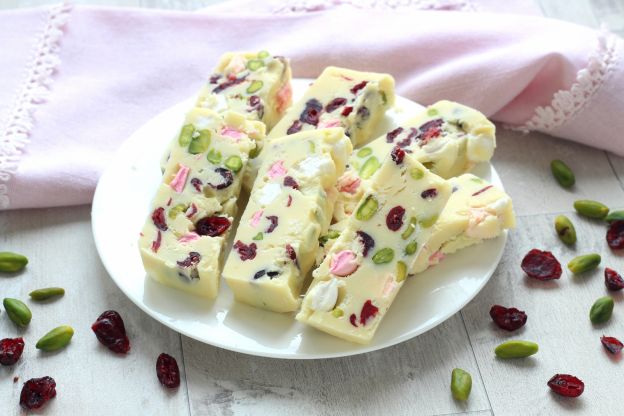 47. Barrette di cioccolato bianco, pistacchi e cranberries