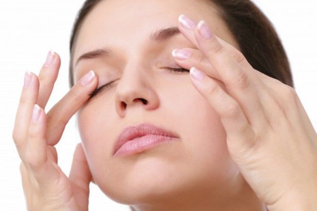 il massaggio al viso contro le occhiaie