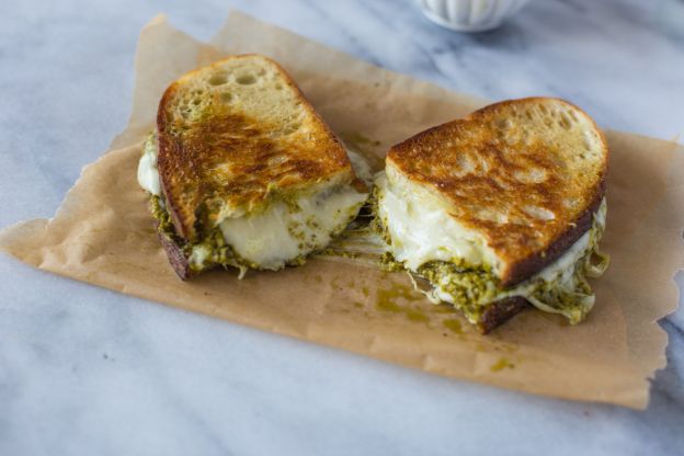 Formaggio alla griglia e panino al pesto