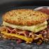 Panino per la prima colazione con hash browns