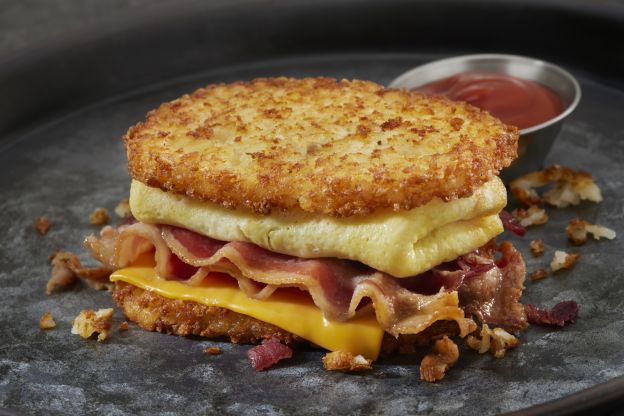 Panino per la prima colazione con hash browns