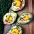 Barchette d'avocado ripieni di uova e salmone affumicato