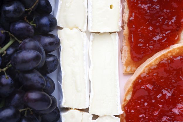 Formaggio con uva e mandorle