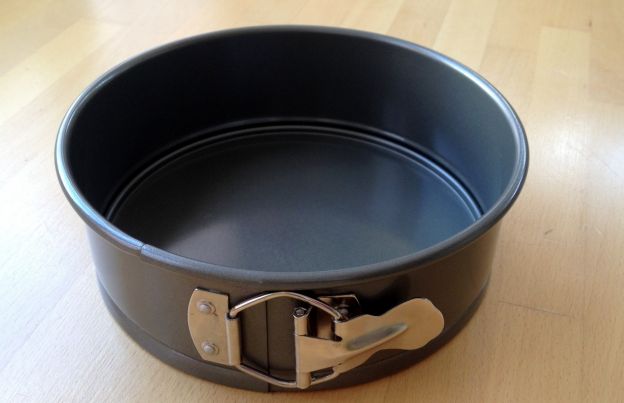 Aspetta che le torte si siano leggermente raffreddate prima di sformarle