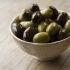 Porre il nocciolo delle olive nel piatto