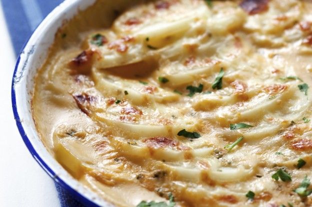 12. Patate al forno cremose con besciamella e formaggio filante