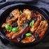 Pollo con prugne