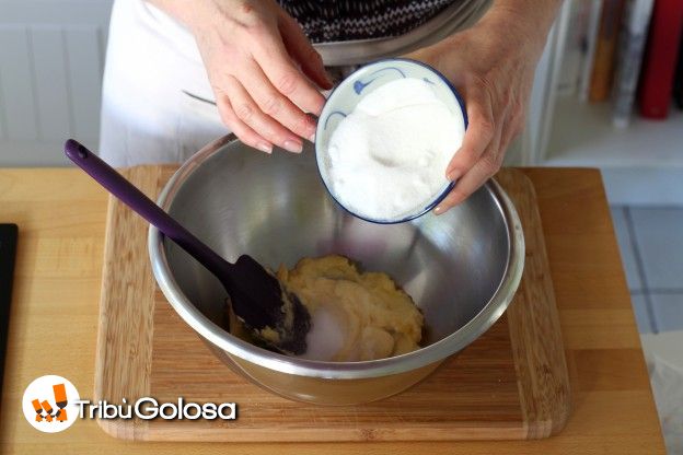 Impastare il burro in una ciotola poi aggiungere lo zucchero e mescolare