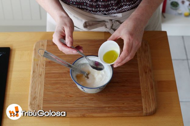 In una ciotolina, mescolare lo yogurt, olio, aceto e sale