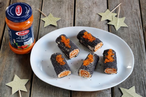 1. Tronchetti di pesto rosso con semi di papavero e uova di salmone