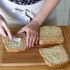Imburrate le fette di pane in entrambi i lati