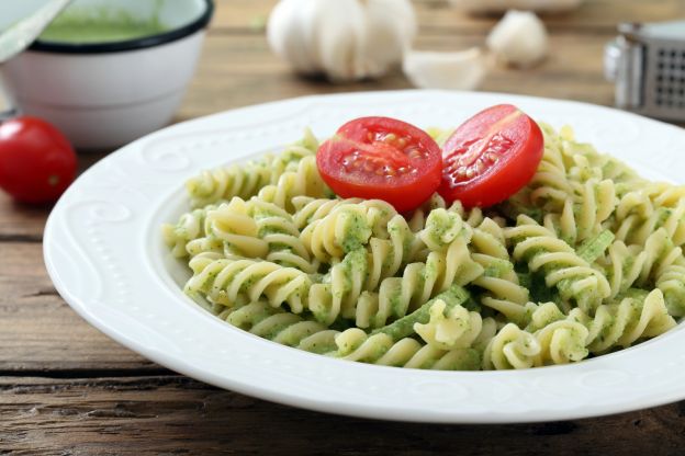 9. Fusilli al pesto di rucola e mandorle