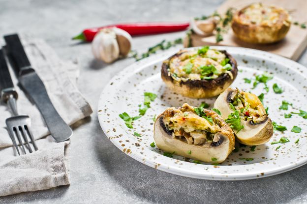 Funghi ripieni con formaggio ed erbette