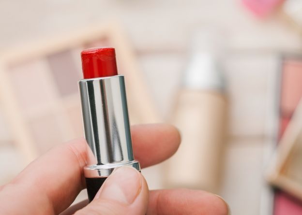 usa il rossetto contro le occhiaie