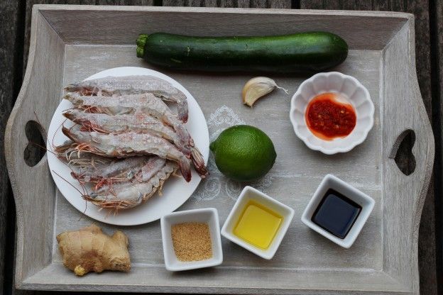 Gli ingredienti per preparare i gamberetti saltati speziati