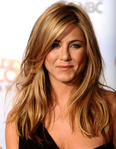 Viso triangolare con il mento verso l'alto