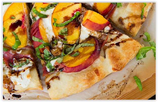 95. Pizza ai 3 formaggi con pesche e prosciutto