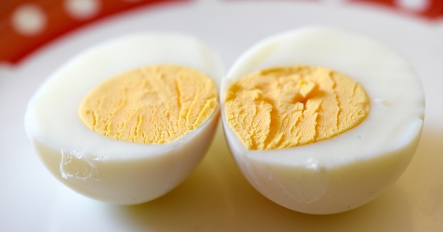 2. Pelare le uova sode