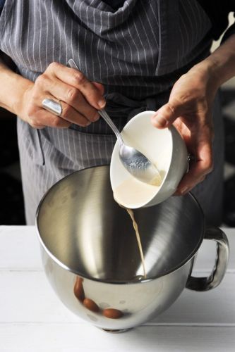 Aggiungete il lievito diluito nel bicchiere del frullatore