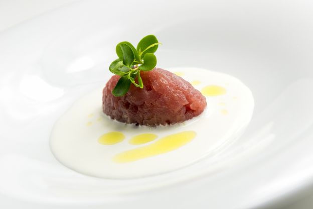 8 - Tartare di tonno su crema di bufala campana