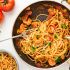 Spaghetti con sugo di pomodoro e gamberetti