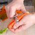 Tagliare le estremità delle carote prima di sbucciarle