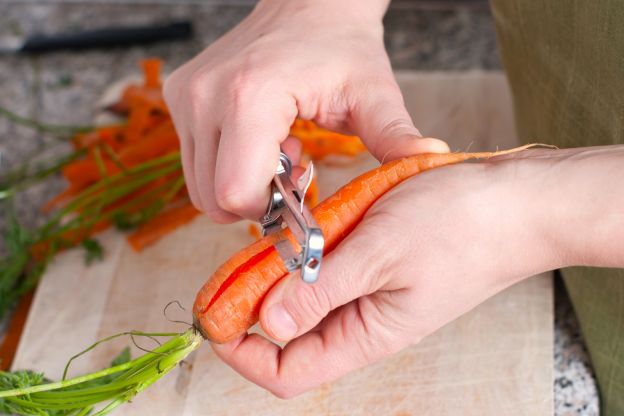 Tagliare le estremità delle carote prima di sbucciarle