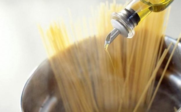 Olio nell'acqua della pasta