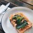 Toast al salmone con capperi