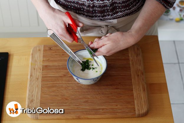 Tagliare l'erba cipollina e mescolare