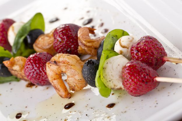 Spiedini fragole, olive, bocconcini di mozzarella e gamberetti