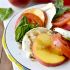 Insalata caprese con pesche