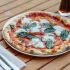10. Pizza fatta in casa con  pomodorini freschi e basilico