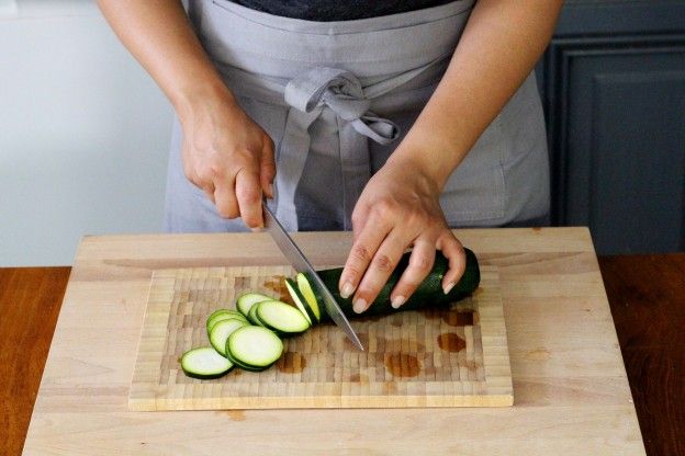 Tagliate le zucchine