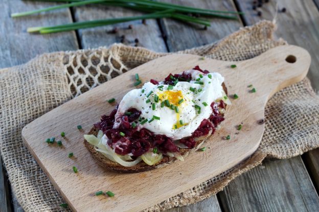 Uovo in camicia su bruschetta