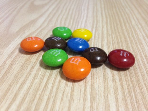 5 M&M's impilati