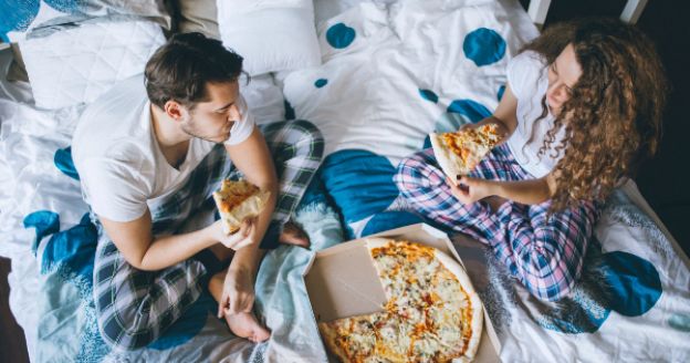 Mangiare molto prima di andare a letto