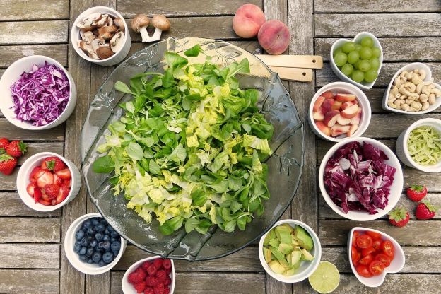 Componi la parte principale del tuo pasto con ortaggi e frutta – ½ piatto