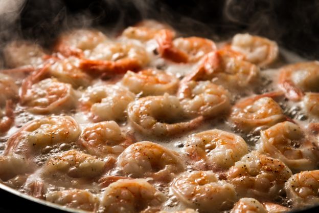 Padellata gamberi e salsiccia