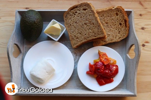 Gli ingredienti per il toast con mozzarella, avocado e peperoni