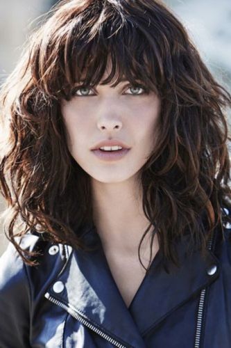 Mossi e lunghi con la frangia