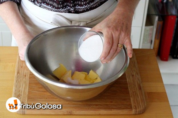 Mettete il burro morbido in una ciotola ed aggiungete lo zucchero