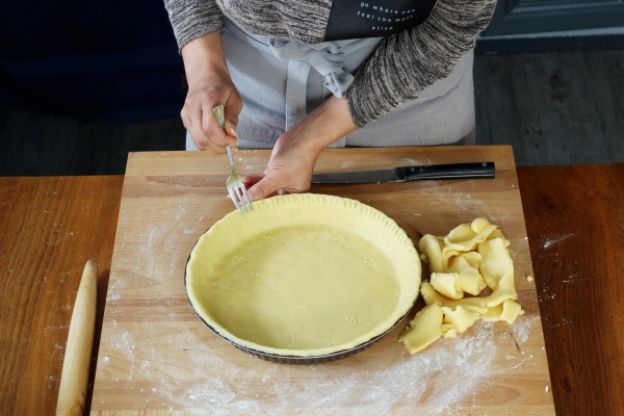 Impastare la base delle torte