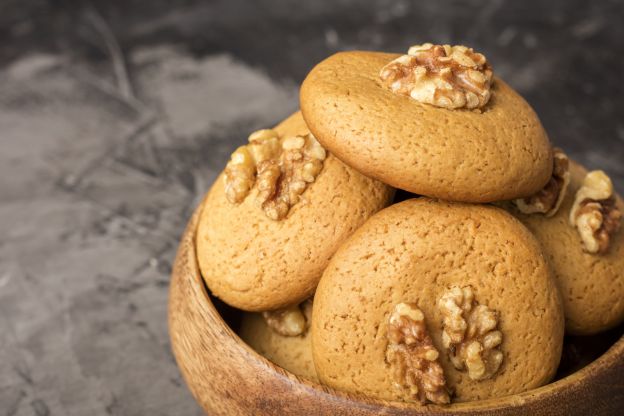 23. Biscottinbi al miele con gherigli di noci